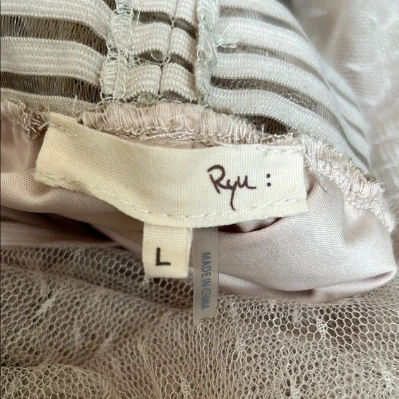 Ryu Elegant Cream Tulle Skirt - Picture 4 of 4